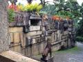 Zářivé bromélie zdobí linii zahradní zdi složenou z vyřezaných architektonických fragmentů ze zbořených budov v Rio de Janeiru. Zeď jakoby se vyloupla z Angkor Vat v Kambodži, kde džungle vrostla do pozůstatků chrámů. (foto: Alexander Gorlin)