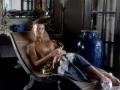 Bowie relaxuje na indickém křesle z 19. století.
