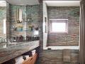 Onyxová (Esmeralda onyx) koupelna domu v Aspenu (Colorado); jeden z páru závěsného osvětlení z muránského skla, dřez Kohler s kováním Lefroy Brooks; návrh Studio Sofield (foto: Scott Frances)