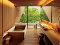Tuto dřevěnou koupelnu (hiba wood - dřevo stromu Thujopsis dolabrata) japonského domu má na svědomí Mlinarić a Henry & Zervudachi (foto: Robert McLeod)