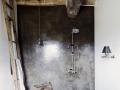 Koupelna v italském domě architekta Benedikta Bolzana překvapuje surovou krásou; beton ladí s kovovými doplňky od Lefroy Brooks (foto: Simon Watson)