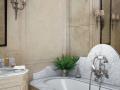 V londýnském domě designérů Paola Moschina a Philipa Vergeylena je koupelna obložena mramorem (foto: Tim Beddow)