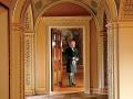 Princ Charles (známý jako Duke Rothesay, když je ve Skotsku) stojí u vchodu do gobelínové místnosti Dumfries House, která byla zachována pro příští generace prostřednictvím jeho úsilí.