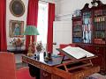 Křesla Peter a Chippendaleův knihovní stůl z roku 1759 ve studovně Lorda Dumfries. Původně to byla šatna. 