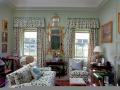 Jižně orientovaný obývací pokoj byl zařízen pro Prince z Walesu. Dekorační látka (Christopher Moore) byla vyrobena na základě dokumentu z 18. Barva na stěnách - Farrow & Ball’s - Vert de Terre.