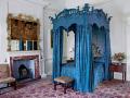 Tým 20 řemeslníků obnovil Chippendaleovu postel v rodinném pokoji; zářivě modrá barva hedvábného damašku zdobí i vrcholky nebes postele. Nad krbem je pozlacený ornamentální rám obrazu (Chippendale); Alexander Peter navrhl noční stolky, stejně jako židle a stoličky, které si zachovávají květinové gobelínové potahy z 18. století.